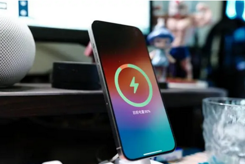 东海苹果15换屏服务分享用什么充电器给iPhone15充电更好 